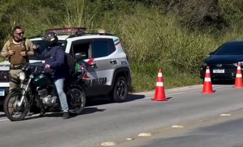 (Vídeo) Urgente: corpo é encontrado em valo no Bairro Barbacena, em Laguna