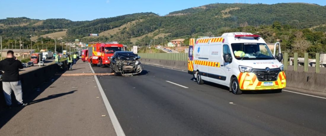 Colisão entre ônibus e caminhonete deixa motorista ferido na BR-101, em Pescaria Brava