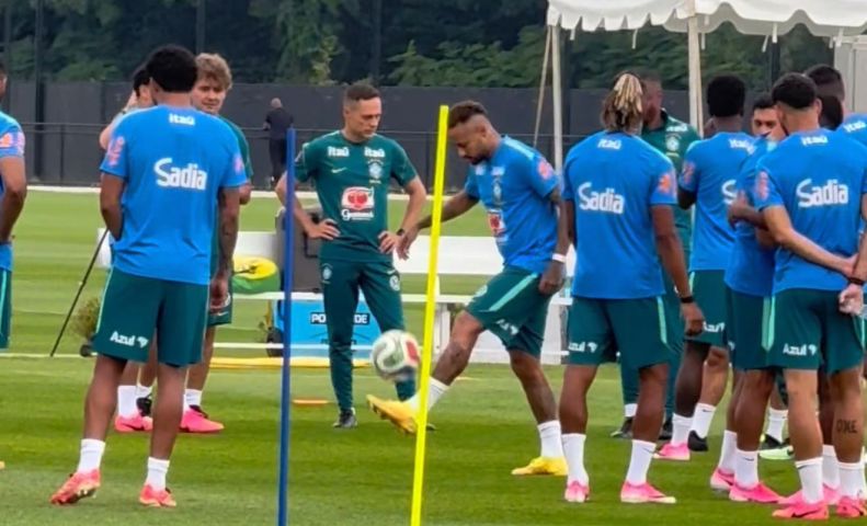Camisa 10 afiado: Neymar mostra habilidade antes de treino da Seleção; VÍDEO