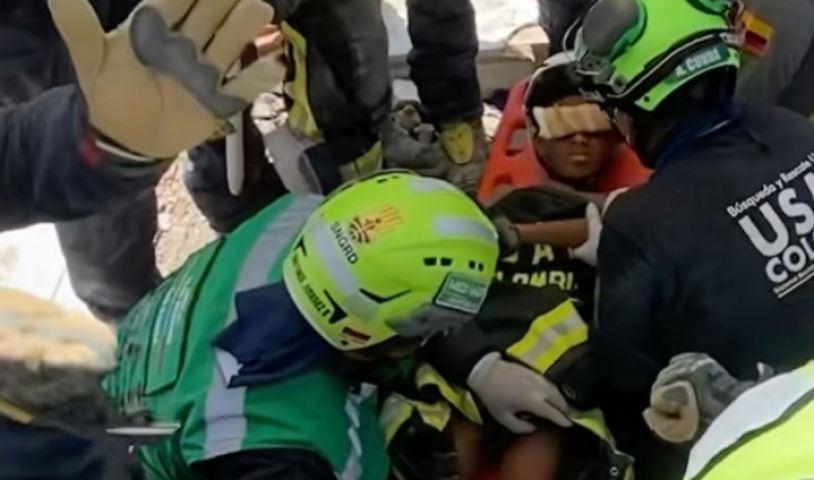 Após seis horas de buscas, equipe colombiana resgata com vida menino de 11 anos soterrado na Venezuela; VÍDEO