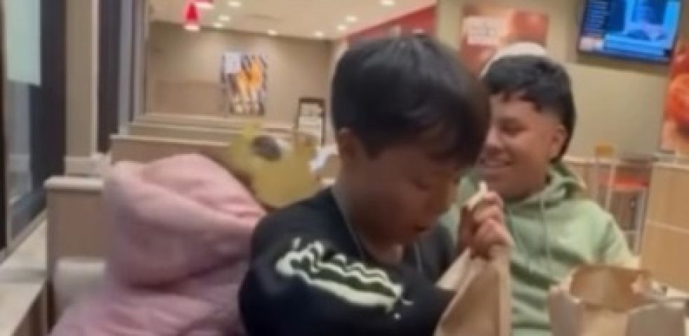 Irmãos separados pela adoção vivem reencontro emocionante após dois anos de distância; VÍDEO