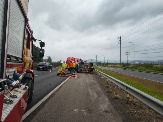 Colisão seguida de capotamento é registrada na BR-101 em Tubarão; ninguém fica ferido