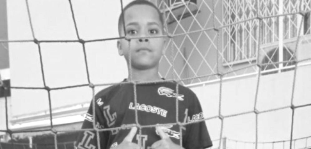 Menino de 10 anos morre após ser atingido por trave em quadra esportiva em SC