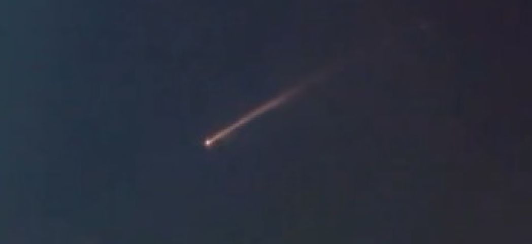 Objeto misterioso é flagrado no céu noturno em Rio Grande (RS)
