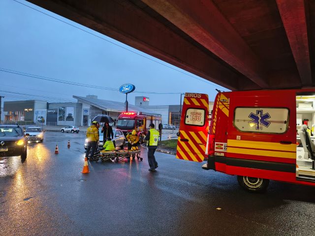 Motociclista fica ferida após colisão com carro em Tubarão