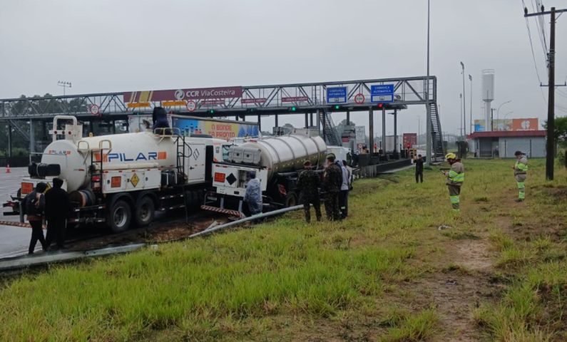 Caminhão com carga perigosa sai da pista próximo ao pedágio entre Laguna e Imbituba