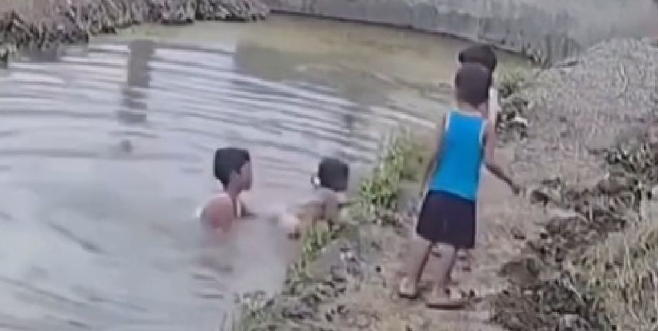 VÍDEO: Garoto resgata menina que caiu em canal de drenagem enquanto brincava com outras crianças