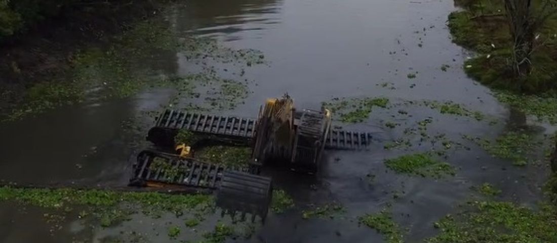 VÍDEO: Imagens de drone mostram máquina trabalhando na limpeza do Rio da Madre