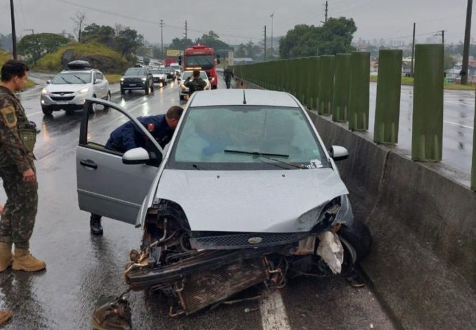 Carro bate contra mureta da BR-101 em Tubarão e deixa dois feridos