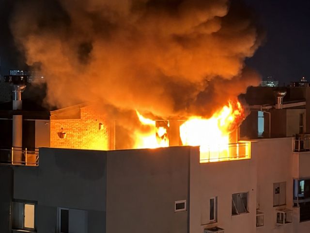 Incêndio atinge cobertura de um edifício em Criciúma; moradores são evacuados