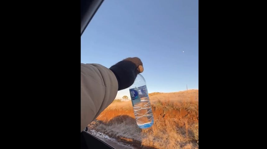 Frio de -6°C congela água em garrafa mantida para fora da janela de carro em Bom Jardim da Serra