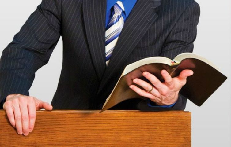 Pastor revela segredo de fiel durante culto e acaba condenado pela Justiça em SC