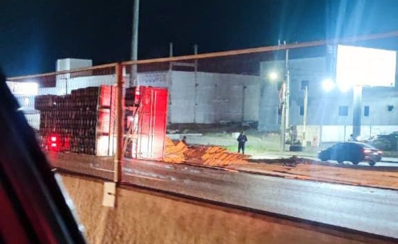 Caminhão tomba na BR-101 em Tubarão após o túnel e provoca lentidão no sentido Sul