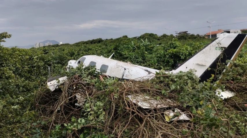 VÍDEO: Avião cai em Navegantes e deixa dois homens em estado grave
