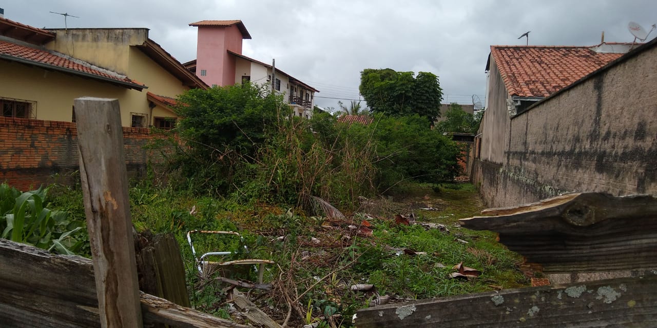 Terreno baldio causa problemas para moradores em Tubarão