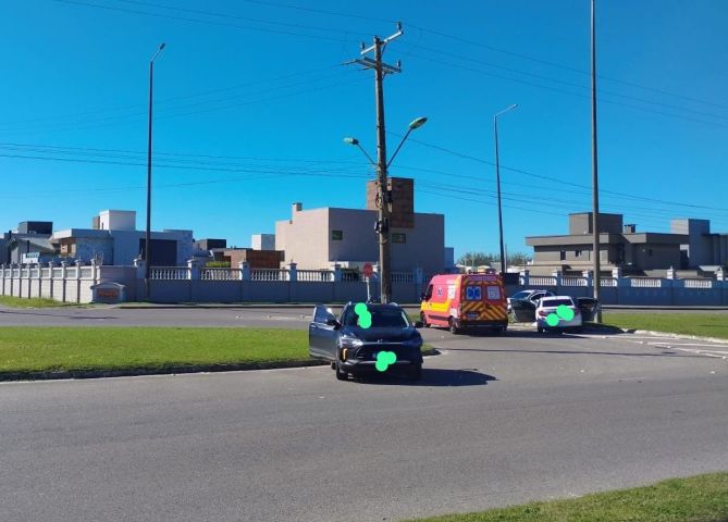 Motorista fica ferido após colisão entre carro e SUV em trevo de Laguna