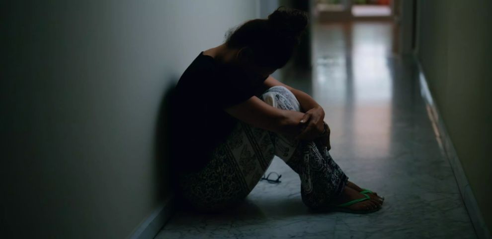Mãe que facilitava abusos sexuais contra filhas e a enteada e dois homens que as estupravam são condenados em Criciúma