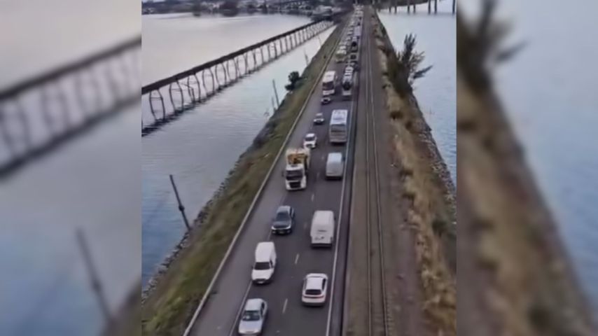 Atualização: congestionamento chega a 8 km com bloqueio total na Ponte Anita Garibaldi, em Laguna