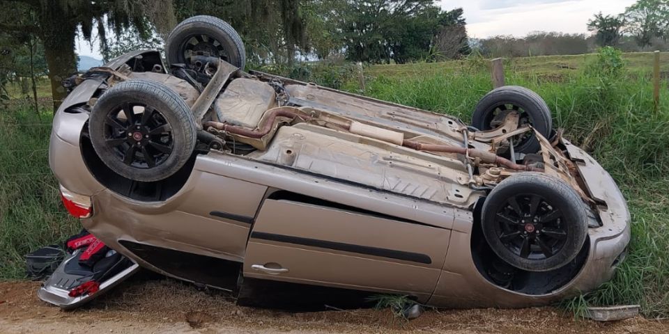 'Estava a 40 km/h': carro capota na curva da Madre durante a chuva e motorista faz alerta