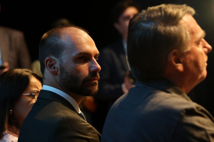 Eduardo Bolsonaro publica vídeo em homenagem ao pai e se declara: 'Saudade'