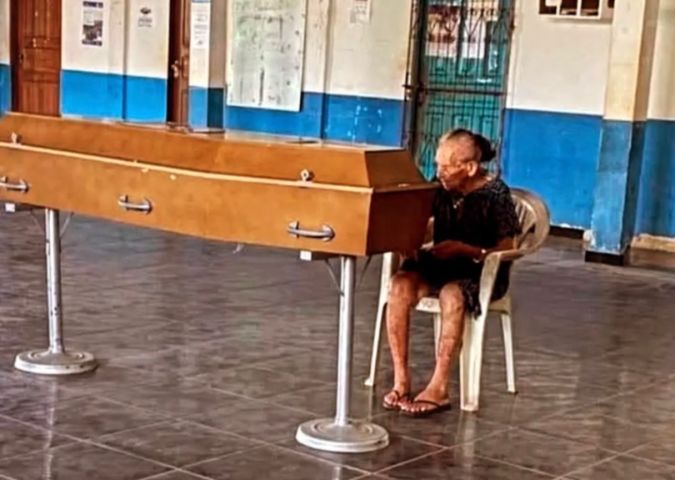 Mãe de 100 anos emociona ao permanecer ao lado do caixão do filho durante velório