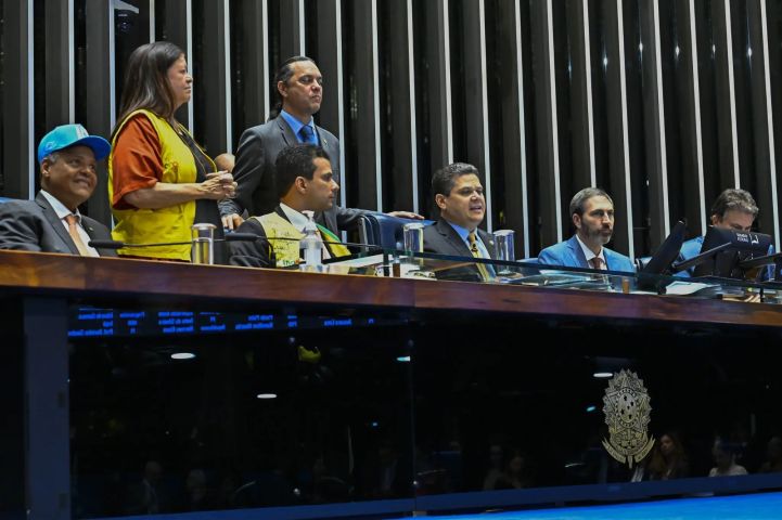 Pauta bomba: aposentadoria especial para agentes de saúde é aprovada no Senado