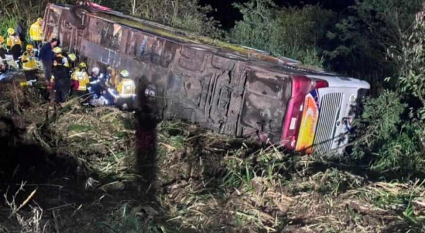 Ônibus de turismo com 67 pessoas tomba e deixa mortos na SC-492 no Oeste de SC