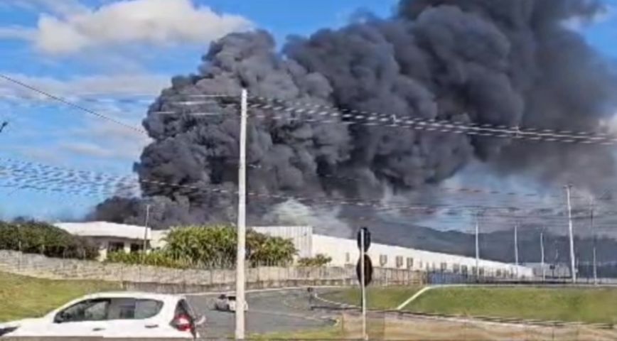 Incêndio de grandes proporções atinge fábrica da Colcci em Itajaí; VÍDEO