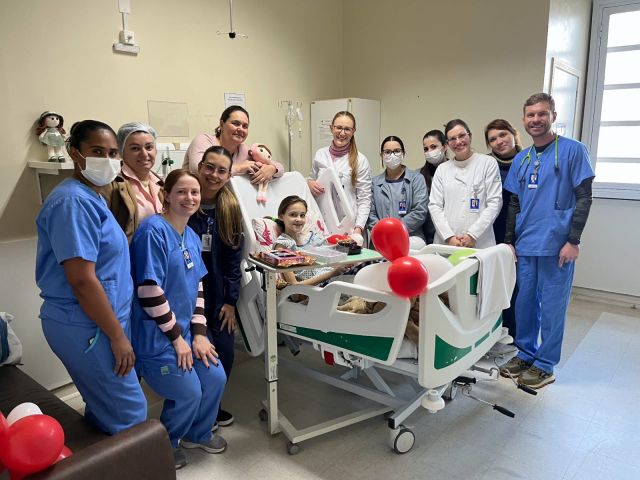 Menina internada comemora 11 anos com festa surpresa na Pediatria do HNSC