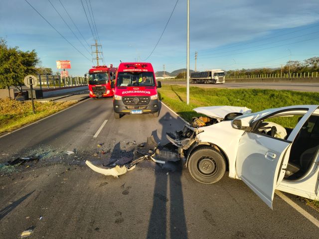 Motorista fica ferido após carro atingir traseira de caminhão na marginal da BR-101, em Tubarão