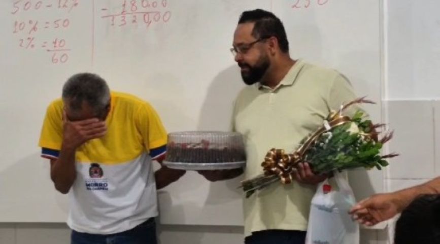 Pai volta a estudar na terceira idade e filho professor faz surpresa durante aula; VÍDEO