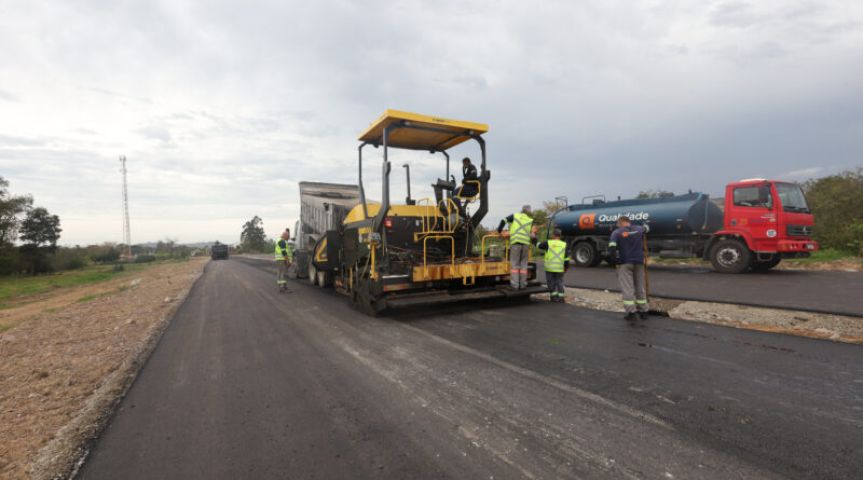 Pavimentação do prolongamento da Avenida Pedro Zapelini é concluída e obra entra na fase final