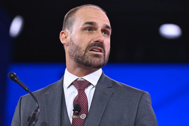 PF conclui processo e determina demissão de Eduardo Bolsonaro por abandono de cargo