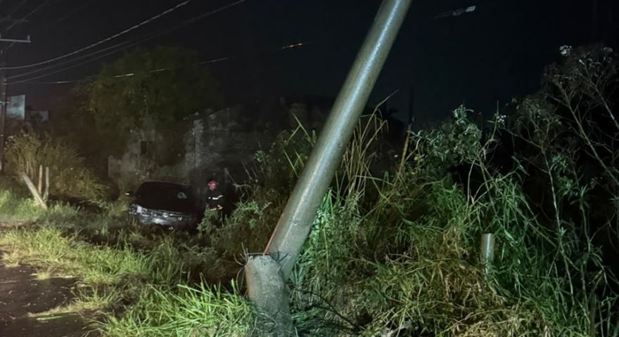 Motorista fica ferido após sair da pista e colidir contra poste em Capivari de Baixo