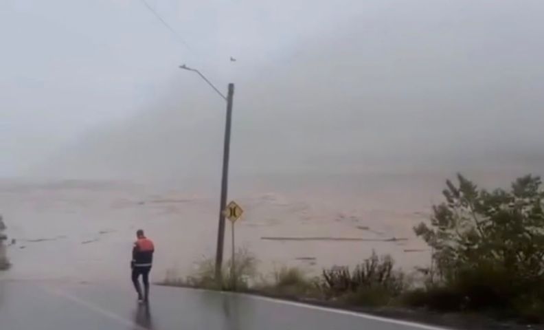 Ponte entre Bento Gonçalves e Cotiporã fica submersa após elevação do rio; veja vídeo