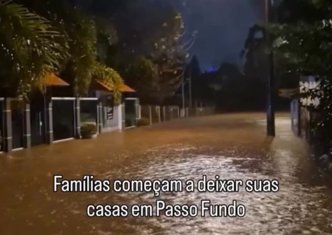 (Vídeo) Chuvas no RS: moradores começam a evacuar casas durante cheia que atinge Passo Fundo