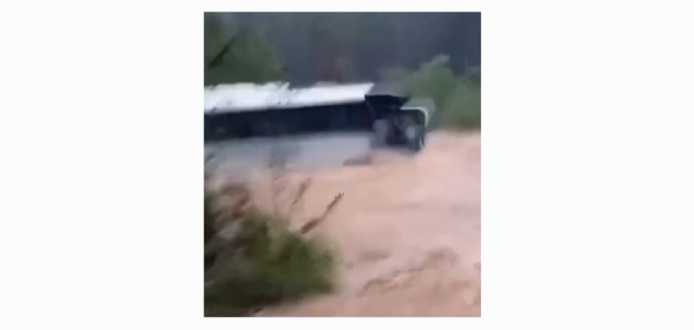 (Vídeo) Ônibus é arrastado pela força da água em Ibiraiaras, no RS; assista