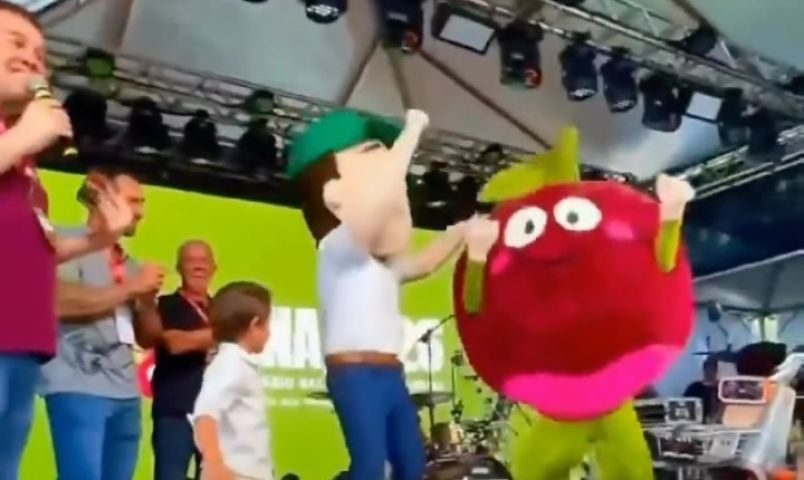 Jovem vestido de beterraba ganha sorteio de moto elétrica em evento que trabalhava como mascote; VÍDEO