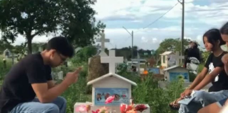 Estudante descobre aprovação na OAB no túmulo da mãe e da avó; VÍDEO