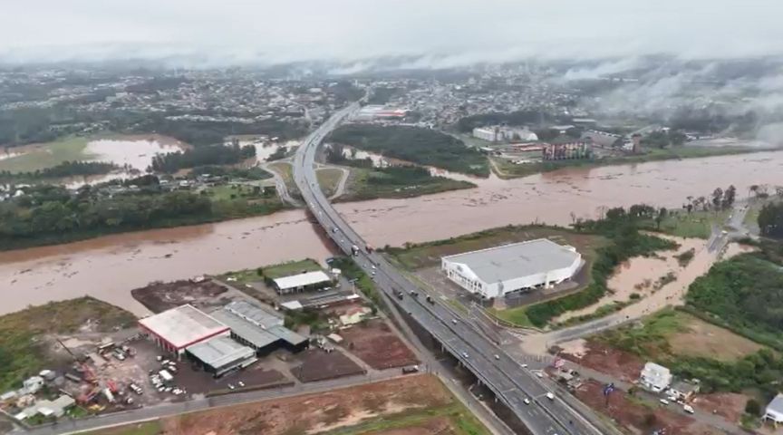 VÍDEO: Imagens aéreas mostram o Rio Taquari transbordando devido às fortes chuvas no Rio Grande do Sul