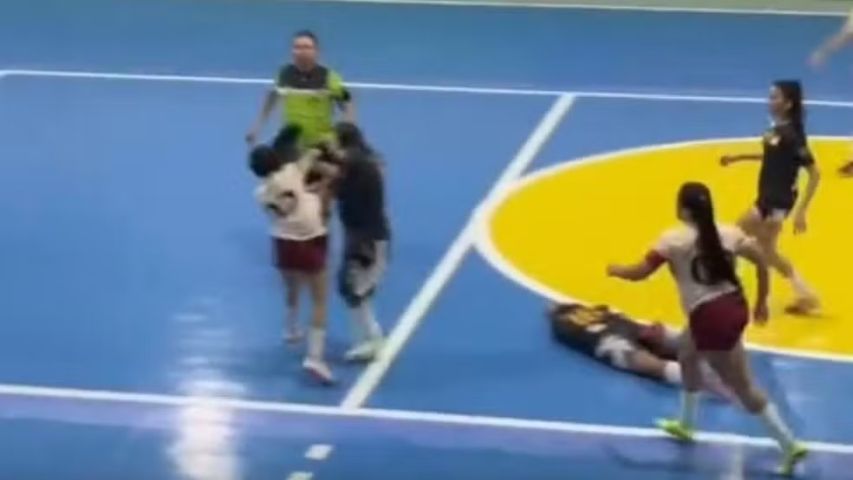 VÍDEO: Jogadora dá dois chutes na cabeça de outra atleta durante partida de futsal no Ceará