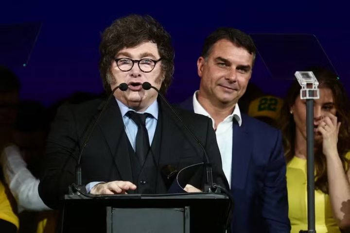 Javier Milei chama Alexandre de Moraes de “lixo careca” em convenção do PL