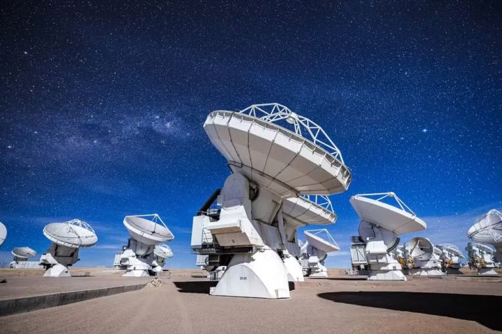 Faixa de rádio pouco explorada pode esconder sinais de vida inteligente, aponta estudo