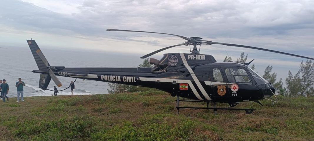 Homem cai de uma altura de 15 metros ao tentar decolar de parapente em Laguna e é socrrido por helicóptero