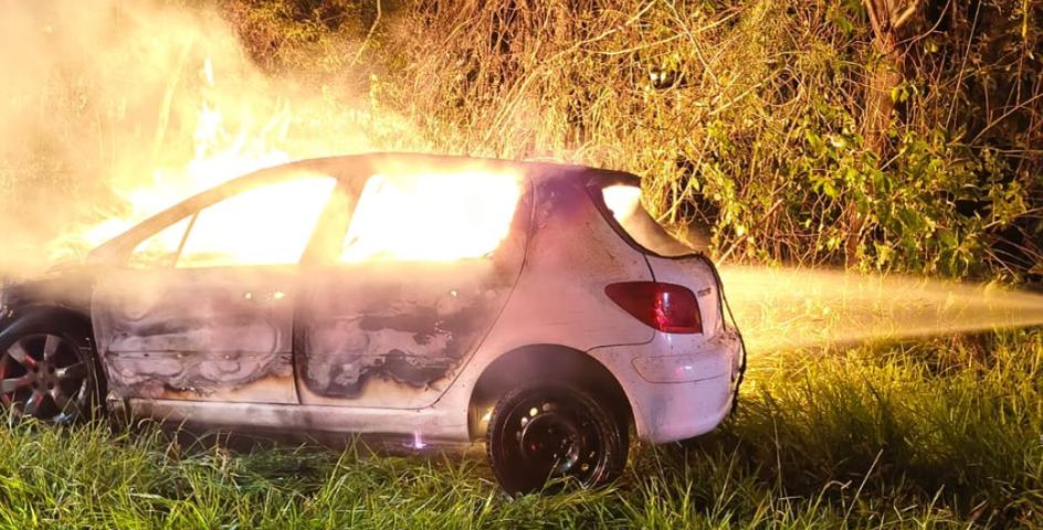 Carro pega fogo e fica destruído às margens de rua em Tubarão