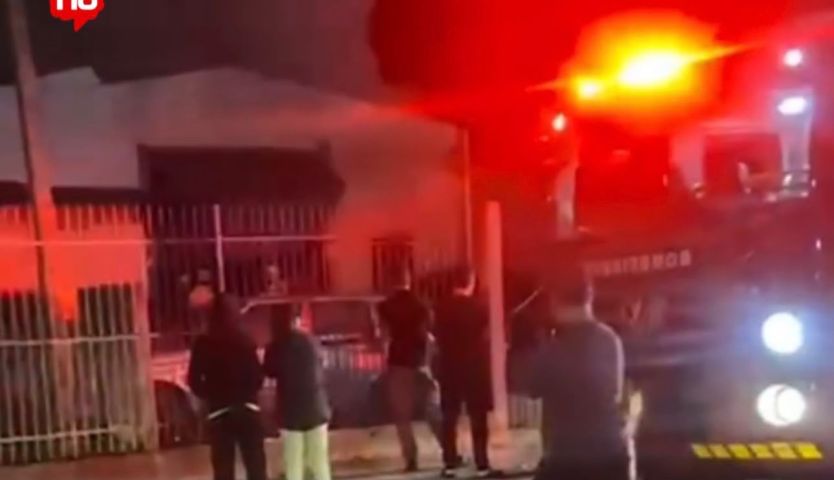 (Vídeo) Incêndio destrói oficina mecânica e cinco veículos em Tubarão