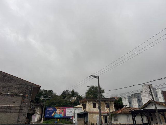 (Vídeo) Tempo escurece e chuva se instala rapidamente em Tubarão na manhã desta terça-feira, 28