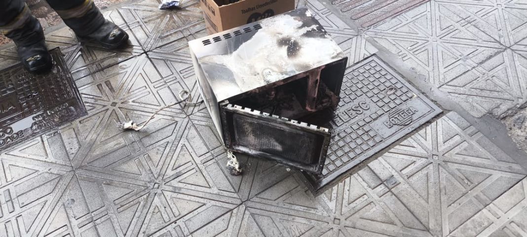 Micro-ondas pega fogo e provoca incêndio em sala comercial no Centro de Laguna