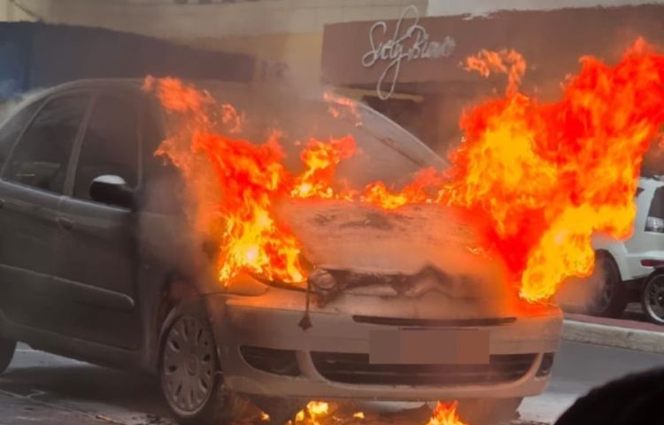 Carro pega fogo na Avenida Marcolino Martins Cabral, em Tubarão