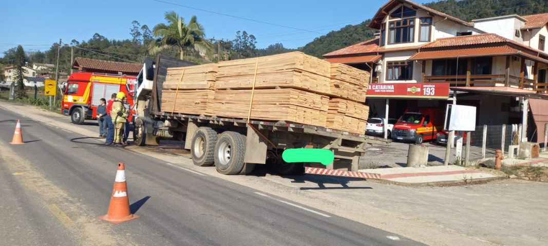 Caminhão carregado com madeira pega fogo em frente ao quartel dos Bombeiros em Armazém